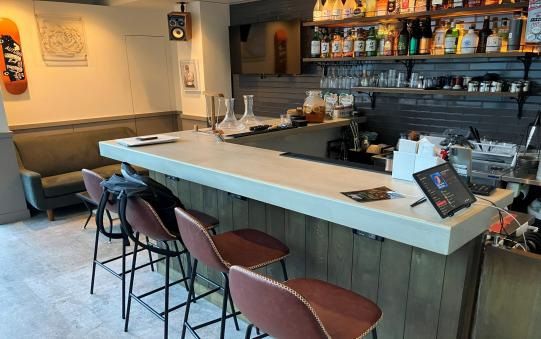 【目黒区・中目黒駅徒歩3分】1階路面店角地のシーシャバー居抜き物件／蛇崩・伊勢脇通り沿い／約7.28坪