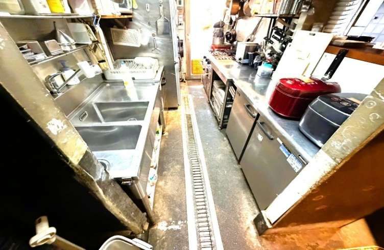 【神戸市中央区・神戸三宮駅徒歩3分】飲食店街のど真ん中のステーキ店居抜き物件／約23.25坪