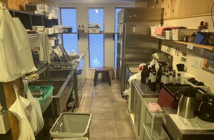 【JR宇都宮線 蓮田駅 徒歩2分】駅前通り1階路面・17坪飲食店居抜き／賃料19.8万円／大宮10分・1日乗車2万人の生活導線立地