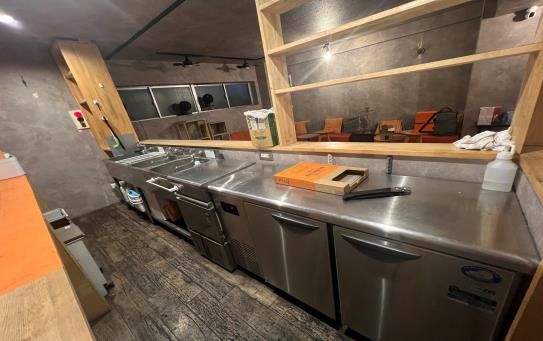 【豊島区・大塚駅徒歩2分】南口飲み屋街にある半地下シーシャバー居抜き物件／黄色い外観が目を引く約15.14坪