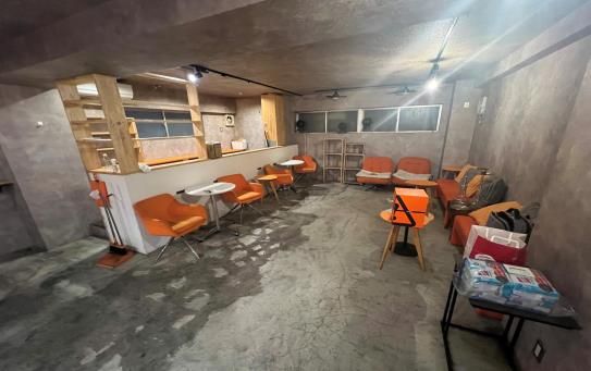 【豊島区・大塚駅徒歩2分】南口飲み屋街にある半地下シーシャバー居抜き物件／黄色い外観が目を引く約15.14坪