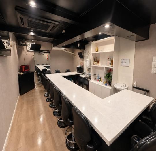 【足立区・竹ノ塚駅徒歩2分】バー・カラオケ店が集まる駅近エリアのバー居抜き物件／2階・約8.3坪